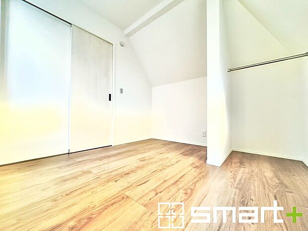 〜オプション施行もお任せください〜 ・フローリングの変色など劣化を軽減し、水をこぼした場合などにも防いでくれるフロアコーテイングが人気となっております。 ・オプション施行もお任せください。 