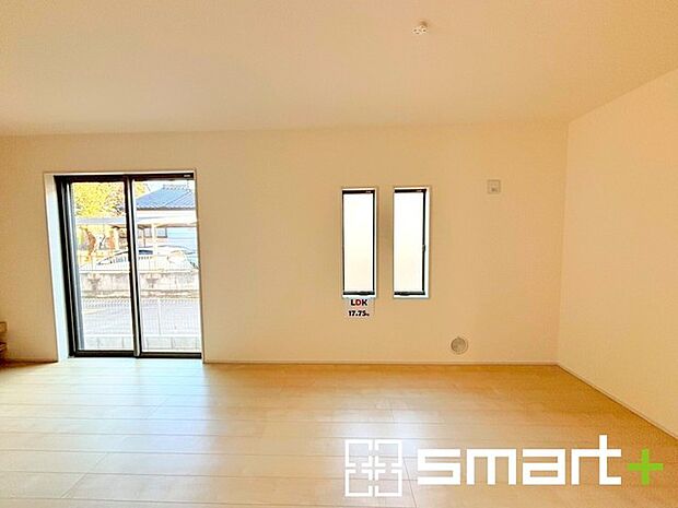 〜日当り良好のＬＤＫ〜 ・たくさんの窓からたっぷりの陽光が差し込む明るいリビングで寛ぎのひと時を。 ・柔らかみのあるナチュラルカラーで、家具やカーテンの色も選びやすいです。 