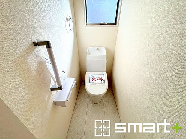 ~窓付きの明るいトイレ~ ・外からの日差しを取り込むので、昼間は窓からの光で十分ですね。 ・使用後や掃除の際に窓を開ければ、外からの新鮮な空気を取り込み素早く換気ができます。