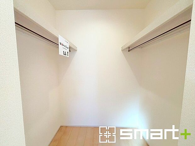 ~ウォークインクローゼット~ ・衣類をハンガーに掛けたまま収納できるウォークインクローゼットは重宝しますね。 ・季節ものや小物類なども整理整頓しやすく生活空間が広がります。