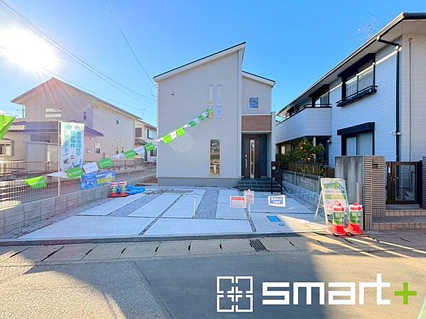 〜ゆとりあるカースペース〜 ・セカンドカーや来客時にも困らないカースペース2台分は並列駐車可能でお車の出し入れもラクラク。 ・カーポートなどのオプションもお気軽にご相談くださいませ。