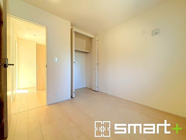 ~収納豊富な洋室~ ・各居室に備え付けの収納をご用意。タンスなどを置く場合と比べ出っ張らないので部屋の中を有効のご活用いただけます。 ・収納の広さなどぜひ現地でご確認くださいませ。