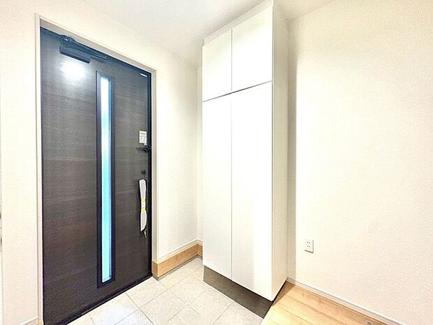 〜十分な容量のシューズボックス〜 ・備え付けのシューズボックスは充分な容量を確保。 ・より大型のものへのご変更などご希望の方もお気軽にご相談くださいませ。 