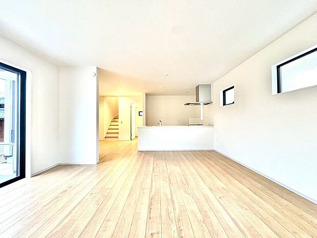 〜穏やかな陽の入るＬＤＫ〜 ・大きな窓のあるＬＤＫは陽当りも良好で明るい空間となっております。 ・ご家族団らんなど過ごす時間の多いＬＤＫが明るいのは嬉しいポイントですね。 