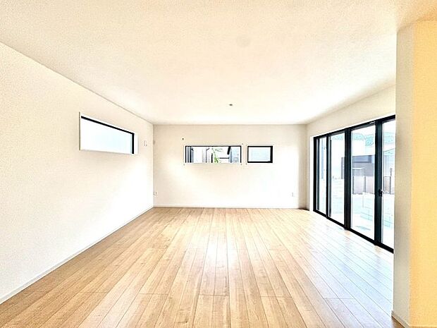 〜余裕の空間が広がるＬＤＫ〜 ・22帖あるＬＤＫはご家族団らんのお時間を余裕の広さで演出してくれます。 ・ご内覧の際は家具の配置などもイメージしながらご覧くださいませ。 