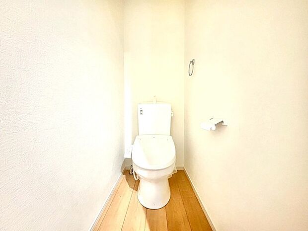 〜やはり便利なタンク式トイレ〜 ・最近はタンクレストイレもございますが、タンク式の場合は停電時もお水を流すことが可能。 ・故障時なども比較的費用が安くなるなど、メリットが多くなります。 