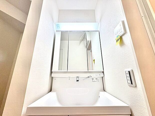 〜シャワー付き洗面台を採用〜 ・洗面台の蛇口がホースで伸びシャワーとしてご利用可能。 ・朝の寝ぐせ直しなどにシャワーを使いたい時、洗面台の掃除をする際にも便利にお使いいただけますよ。 