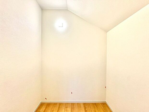 〜憧れのウォークインクローゼット〜 ・居室にウォークインを設ける事で季節ものや趣味の用具などもスッキリと収納可能です。 ・ぜひ現地でその便利さをご体感くださいませ。 