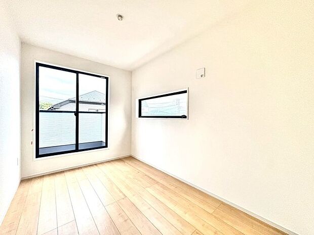 〜2面採光の明るいお部屋〜 ・洋室は2面採光とする事で穏やかな陽の入る明るい空間となっております。 ・くつろぎのプライベート時間を明るい空間で穏やかにお過ごしいただけます。 