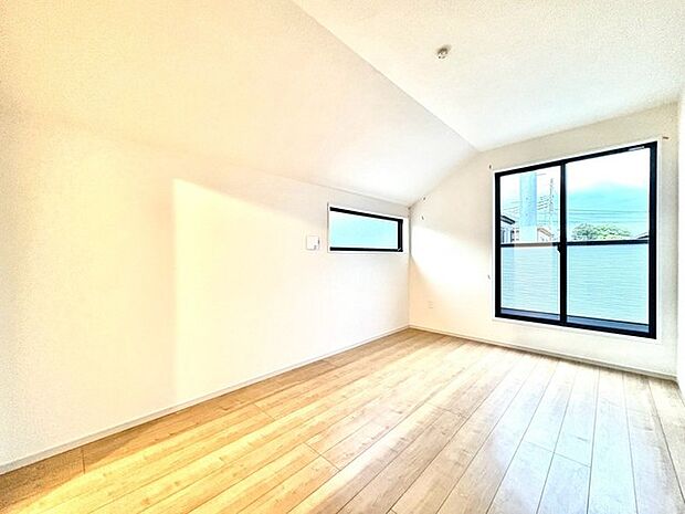 〜オプション施行もお任せください〜 ・フローリングの変色など劣化を軽減し、水をこぼした場合などにも防いでくれるフロアコーテイングが人気となっております。 ・オプション施行もお任せください。  