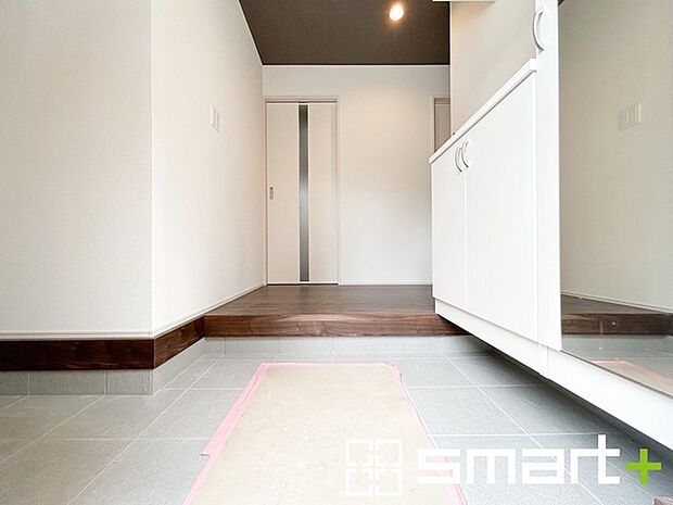 〜シューズインクロークのある玄関〜 ・玄関横にシューズインクロークをご用意。 ・追加の靴置きとしてはもちろん、スキー・ゴルフなど趣味の用具の置場としてもご利用いただけます。 