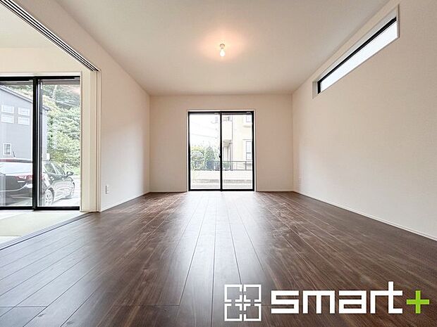 〜余裕の空間が広がるＬＤＫ〜 ・16帖あるＬＤＫはご家族団らんのお時間を余裕の広さで演出してくれます。 ・ご内覧の際は家具の配置などもイメージしながらご覧くださいませ。 