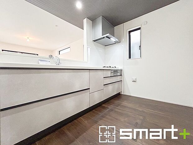 〜使い勝手の良いシステムキッチン〜 ・料理がしやすい設計のキッチンでお料理もはかどりますね。 ・もちろんキッチン下部は収納になっておりますので、フライパンなども収納可能です。 