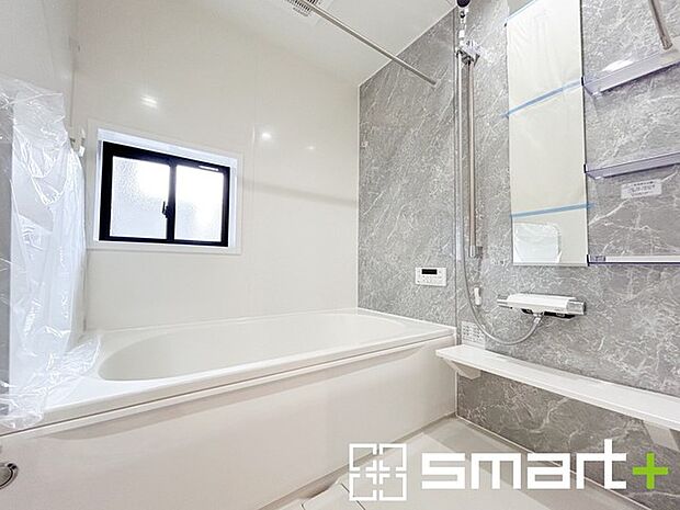 〜浴室乾燥機付きの浴室〜 ・浴室には乾燥機が付いているので雨の日でも洗濯物を干すことが可能です。 ・水はけの良い床材など機能面も充実。マイクロバブルなどオプションもご相談くださいませ。 