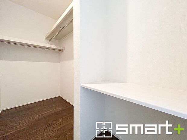 〜本格的な広さのウォークイン〜 ・しっかりとした広さのウォークインクローゼットを設けた仕様。 ・よくある小さめのウォークインは実際には収納力弱めですが、これだけ大きいと十分な収納力です。 