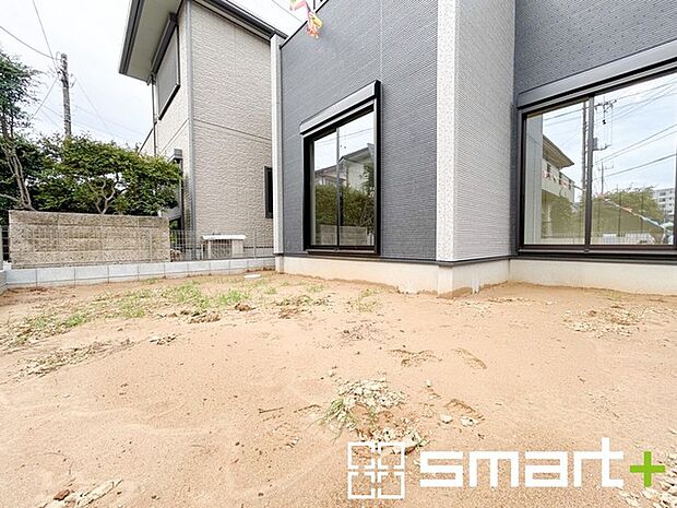 〜広々したお庭のある邸宅〜 ・余裕の敷地には広いお庭もご用意。 ・ガーデニングや安らぎの空間として、倉庫を置いたりと様々な活用が可能です。 ・人工芝の敷設などもお気軽にご相談くださいませ。 