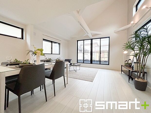 〜穏やかな陽の入るLDK〜 ・大きな窓のあるLDKは陽当りも良好で明るい空間となっております。 ・ご家族団らんなど過ごす時間の多いLDKが明るいのは嬉しいポイントですね。