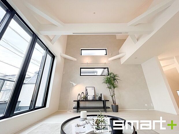 〜吹抜けのあるLDK〜 ・LDKに吹抜けを配する事で縦への空間が生まれ、開放感のある広々とした仕様に。 ・ご来客の際なども自慢できるような高級仕様のLDKとなっております。