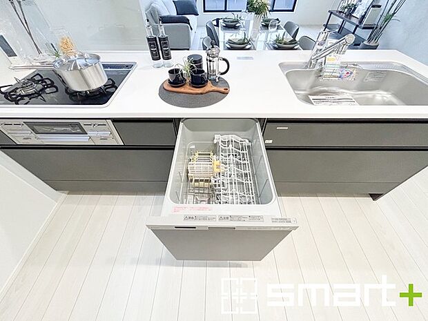 〜食器洗浄機を標準装備〜 ・キッチンにはビルトインタイプの食器洗浄機を標準装備。 ・家事にかける時間を削減でき、「自分時間」を増やすことができる嬉しいアイテムです。