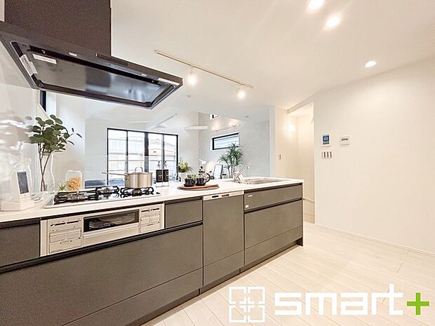 〜人気のカウンターキッチン〜 ・キッチンには余計な柱が無いので、リビングが見渡せ開放感のある造りとなっております。 ・蛇口には浄水器が内蔵されるなど機能面でも優れたキッチンです。