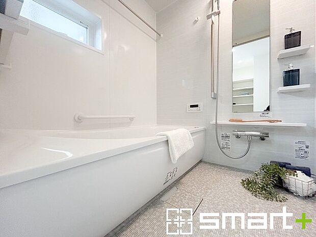 〜浴室乾燥機付きの浴室〜 ・浴室には乾燥機が付いているので雨の日でも洗濯物を干すことが可能です。 ・水はけの良い床材など機能面も充実。マイクロバブルなどオプションもご相談くださいませ。