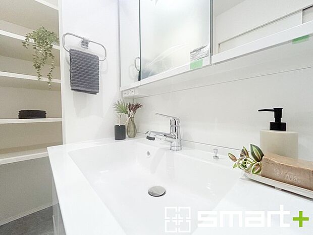 〜余裕のある広さの洗面スペース〜 ・洗面スペースを大きめに取る事でリネン置場などにも困らず、洗濯なども楽々行っていただけます。 ・洗面が広い物件は意外と少ないので、ぜひご覧くださいませ。