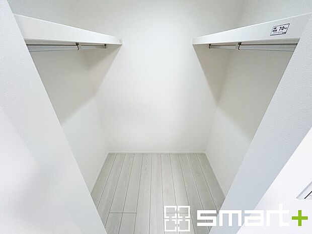 〜憧れのウォークインクローゼット〜 ・居室にウォークインを設ける事で季節ものや趣味の用具などもスッキリと収納可能です。 ・ぜひ現地でその便利さをご体感くださいませ。