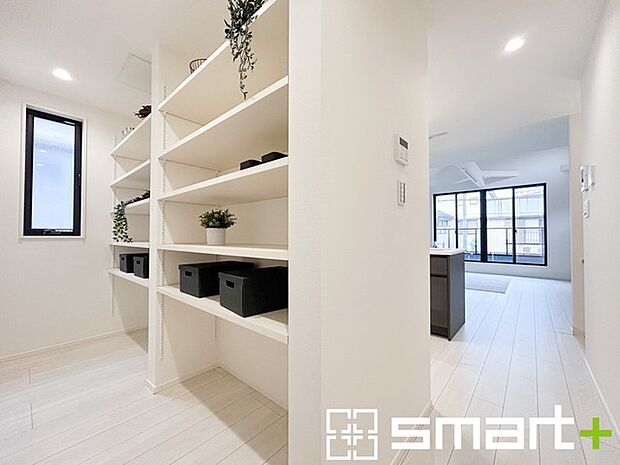 〜ちょっとした空間も有効活用〜 ・廊下も無駄にせずしっかりと収納をご用意。ちょっとしたスペースも無駄にしません。 ・掃除機など意外と置場に困る物もしっかりと収納可能です。