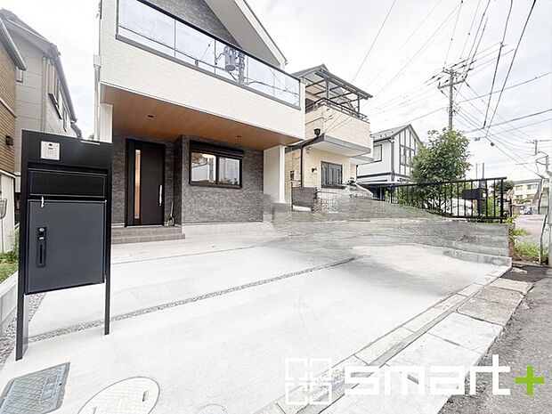 〜明るさを感じる外観〜 ・外壁は2トーンカラーを採用し、デザイン性に優れた見た目となっております。 ・帰宅した際にホッと感じるような飽きのこない外観。ぜひ現地でご確認くださいませ。