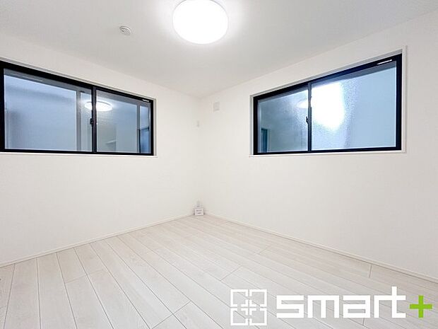 〜2面採光の明るいお部屋〜 ・洋室は2面採光とする事で穏やかな陽の入る明るい空間となっております。 ・くつろぎのプライベート時間を明るい空間で穏やかにお過ごしいただけます。