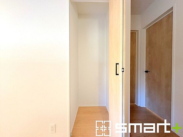 〜ちょっとした空間も有効活用〜 ・廊下も無駄にせずしっかりと収納をご用意。ちょっとしたスペースも無駄にしません。 ・掃除機など意外と置場に困る物もしっかりと収納可能です。 