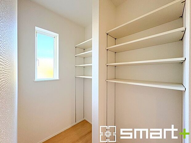 〜あると嬉しいパントリー〜 ・キッチン横にはパントリー付。便利な可動棚付きで食材や台所用品のストックもたくさん出来ます。 ・散らかりがちなキッチン周りがスッキリ片付いて毎日の家事も快適。 