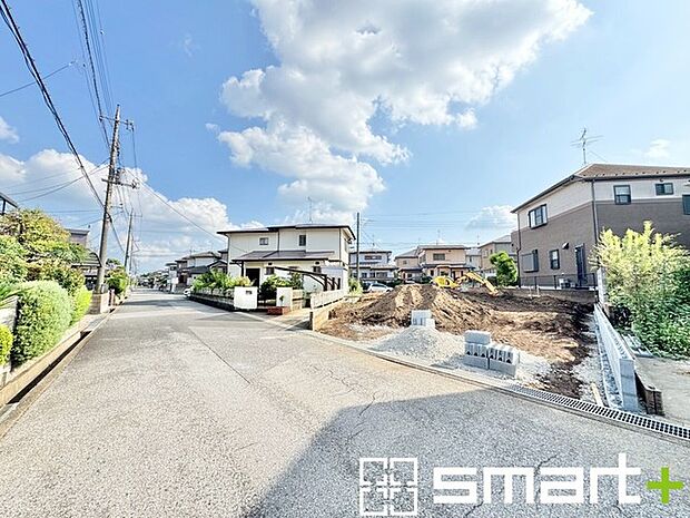 〜閑静な住宅街の立地〜 ・周辺は閑静な住宅街となっておりますので、静かな暮らしをご実現いただけます。 ・前面道路の交通量も多くないので、小さなお子様がいるご家庭でもご安心ですね。 