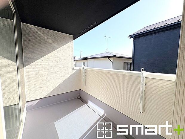 〜屋根付きのバルコニー〜 ・バルコニーは屋根付きなので急な雨でも安心です。 ・奥行きもあるので洗濯物が干しやすいのも嬉しいポイントですね。 