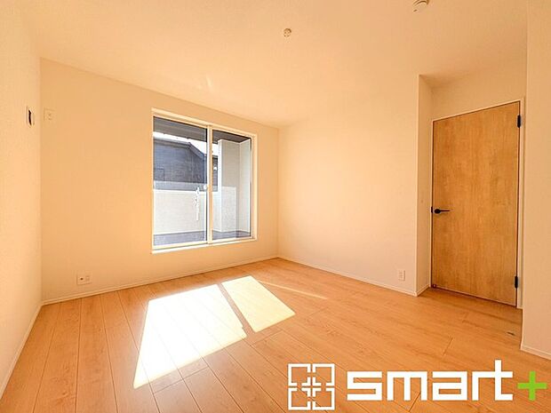 〜バルコニーに面した洋室〜 ・バルコニー側の大きな窓からたっぷりの日差しが舞い込み、お部屋全体を優しく包み込んでくれます。 ・たっぷりの収納スペース付きで住空間もスッキリ。