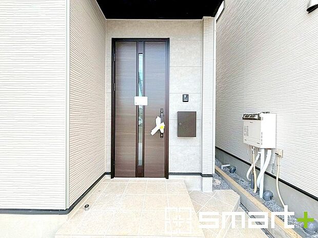 〜お住まいの顔「玄関」〜 ・玄関ドアの上にはもちろん軒がございますので、雨の日でも濡れずに鍵の開閉が可能です。 ・鍵は防犯性に優れたディンプルキーを採用。 