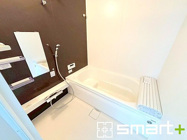 〜暖房乾燥機付きの浴室〜 ・ヒートショック対策にもなる浴室暖房を標準装備。冬場でも暖かくしてからご入浴が可能です。 ・もちろん乾燥機も付いておりますので、雨の日でも洗濯物を干せますよ。 