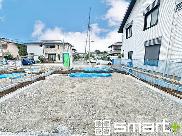 〜閑静な住宅街の立地〜 ・周辺は閑静な住宅街となっておりますので、静かな暮らしをご実現いただけます。 ・前面道路の交通量も多くないので、小さなお子様がいるご家庭でもご安心ですね。
