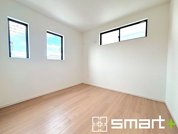 〜自然な風合いの洋室〜 ・ナチュラルな色彩で纏められた洋室は家具のコーディネートもしやすくなっております。 ・どんな家具にするか考えるだけでも楽しくなってきますね。 