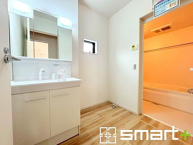 〜シャワー付き洗面台を採用〜 ・洗面台の蛇口がホースで伸びシャワーとしてご利用可能。 ・朝の寝ぐせ直しなどにシャワーを使いたい時、洗面台の掃除をする際にも便利にお使いいただけますよ。 