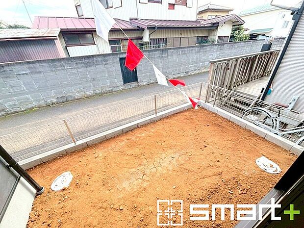 〜お庭もある余裕の敷地〜 ・広々した敷地にはお庭もご用意。お庭があるだけで余裕を感じますね。 ・防草シートや人工芝の敷設などのオプションもお気軽にご相談くださいませ。 