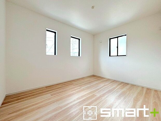 〜2面採光の明るいお部屋〜 ・洋室は2面採光とする事で穏やかな陽の入る明るい空間となっております。 ・くつろぎのプライベート時間を明るい空間で穏やかにお過ごしいただけます。 