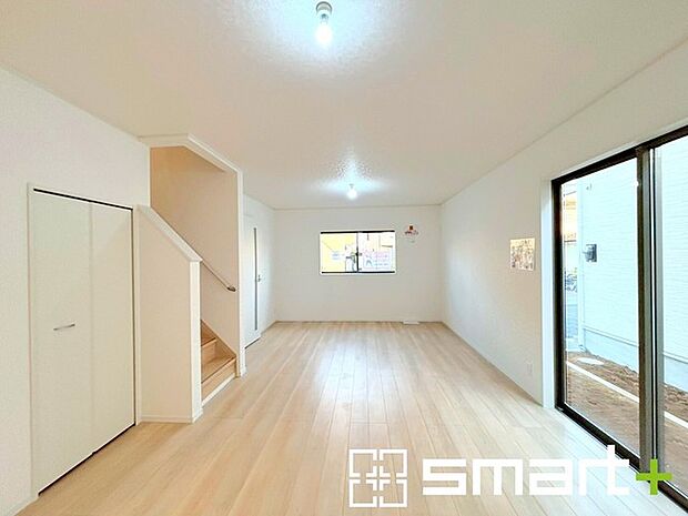 〜日当り良好のＬＤＫ〜 ・窓からたっぷりの陽光が差し込む明るいリビングで寛ぎのひと時を。 ・柔らかみのあるナチュラルカラーで、家具やカーテンの色も選びやすいです。