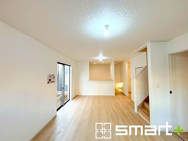 ~穏やかな陽の入るLDK~ ・大きな窓のあるLDKは陽当りも良好で明るい空間となっております。 ・ご家族団らんなど過ごす時間の多いLDKが明るいのは嬉しいポイントですね。