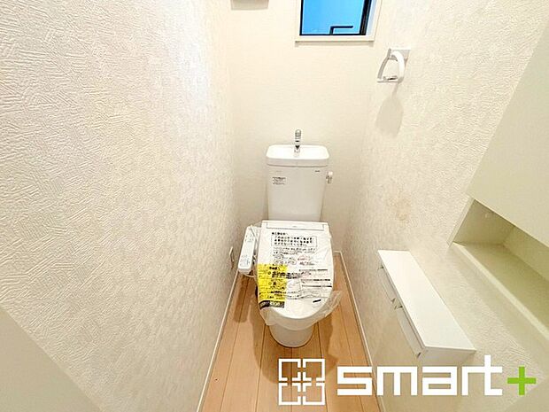 〜窓付きの明るいトイレ〜 ・使用後や掃除の際に窓を開ければ、外からの新鮮な空気を取り込み素早く換気ができます。 ・埋め込み収納付きでストックや掃除用具もスッキリ片付きますね。
