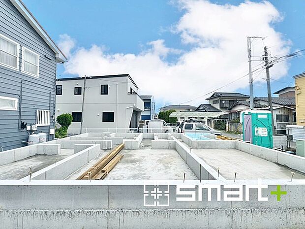 〜ベタ基礎でしっかりとした土台〜 ・コンクリートの中に鉄筋を配し強度を高めた「ベタ基礎」を採用。 ・しっかりとした土台を造ったうえで、その上に建物が築造されていきます。 