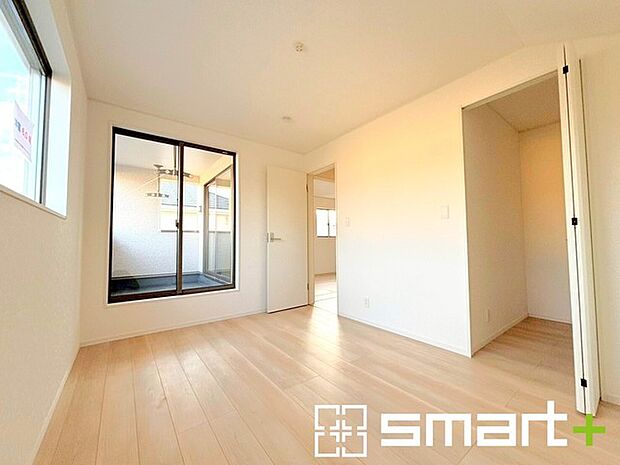 ~WIC付きの洋室~ ・バルコニー側の大きな窓から穏やかな陽が差し込む明るい洋室はウォークインクローゼット付。 ・ゆとりある広さでご夫婦やご兄弟でもゆったりお過ごしいただけます。