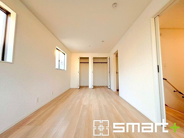 〜収納豊富な洋室〜 ・各居室に備え付けの収納をご用意。タンスなどを置く場合と比べ出っ張らないので部屋の中を有効のご活用いただけます。 ・収納の広さなどぜひ現地でご確認くださいませ。 