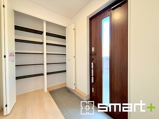 〜穏やかな陽が入る玄関〜 ・玄関ドアにガラス部分を設ける事で穏やかな陽の入る玄関になります。 ・備え付けのシューズボックスは充分な便利な稼働式の棚で高さのあるものもスッキリしまえて快適。 