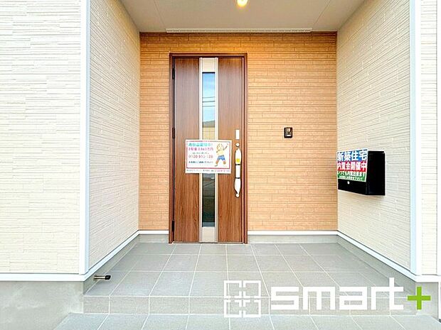 〜お住まいの顔「玄関」〜 ・玄関ドアの上にはもちろん軒がございますので、雨の日でも濡れずに鍵の開閉が可能です。 ・鍵は防犯性に優れたディンプルキーを採用。 